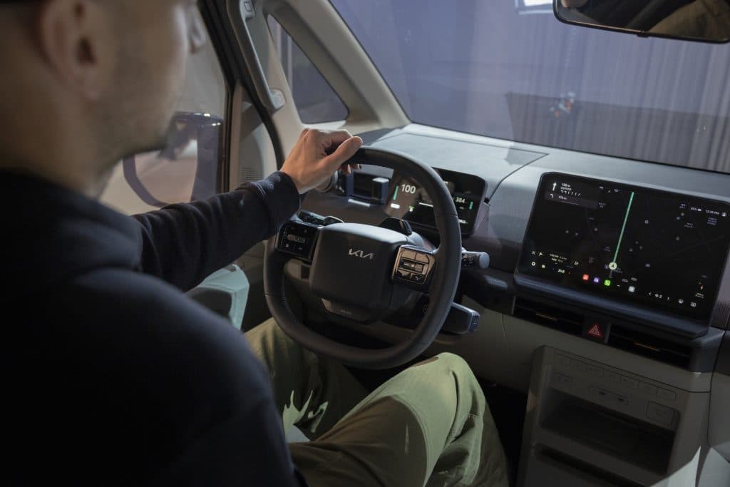 Felix Lundin sitter bakom ratten på Kia PV5 Passenger,