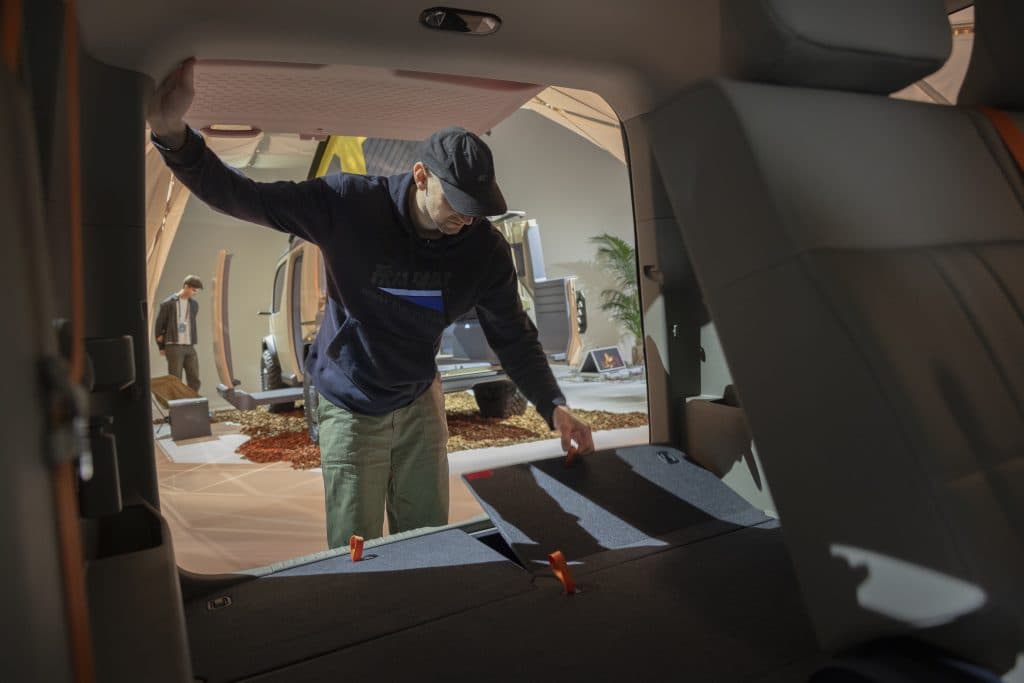 Felix Lundin tittar in i lastutrymmet på Kia PV5 Passenger.