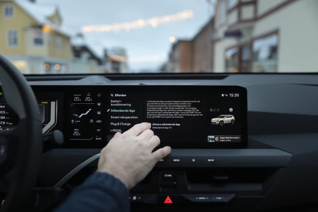 En hand som aktiverar stillastående läge i Kia EV5.