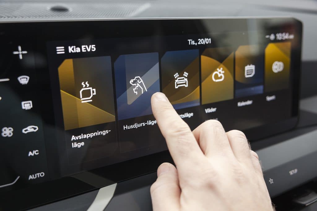 En hand som aktiverar husdjursläget i Kia EV5.