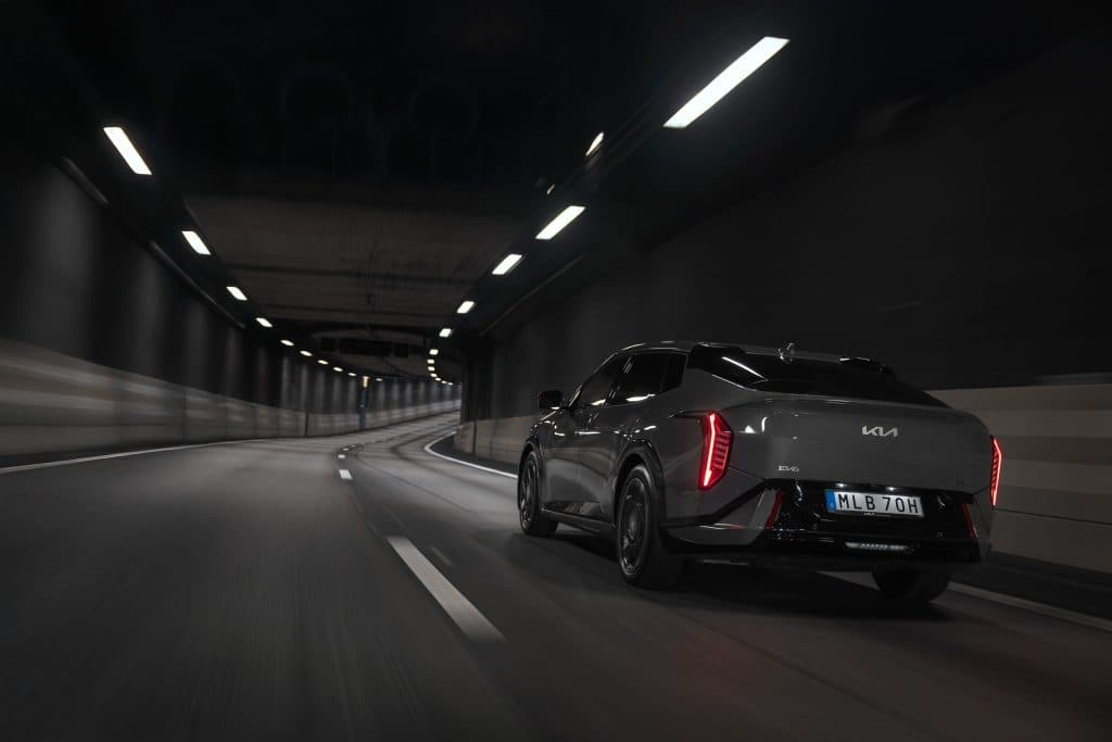 Kia EV4 kör i en tunnel.