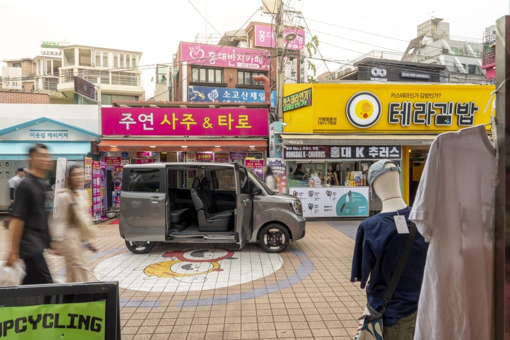 Kia Ray från sidan, på en gata i Seoul.