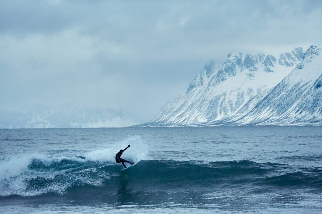 Tim Latte surfar på vågorna i Nordnorge.