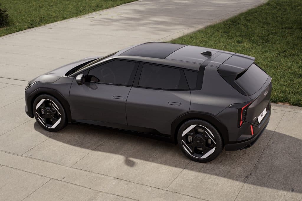 Kia EV4 halvkombi snett bakifrån.