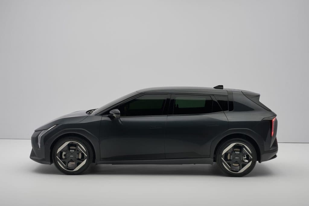 Kia EV4 halvkombi sedd från sidan.