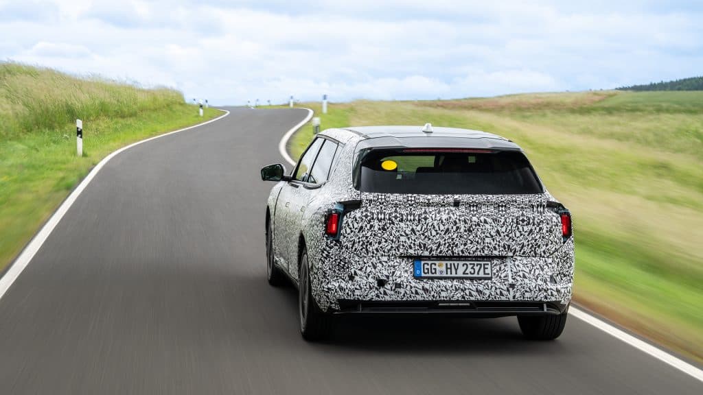 En maskerad Kia EV4 bakifrån.