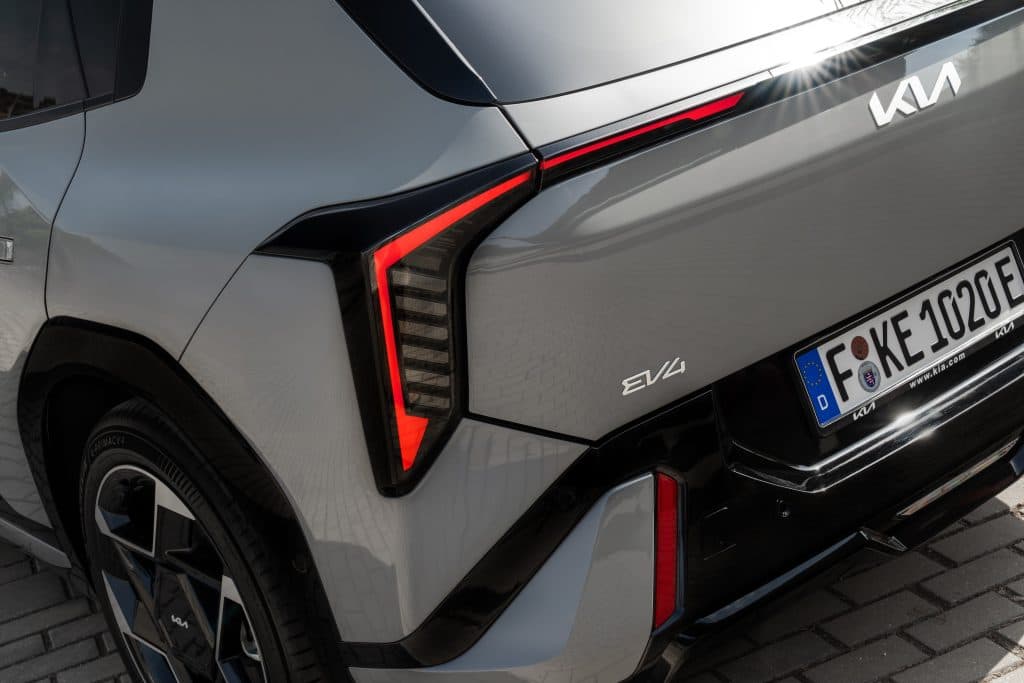 Baklyktan på Kia EV4 hatchback.