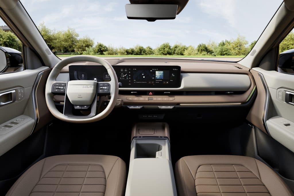 Kupén i Kia Seltos 2026 domineras av panoramadisplayen.