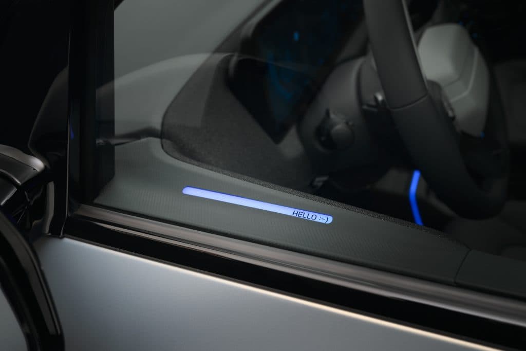 En hälsningsfras i förardörren på Kia EV2.