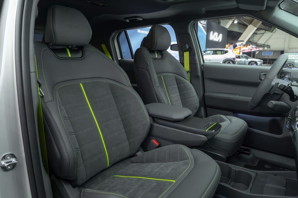 Framsätet i Kia EV3 GT är fyllt av neongröna detaljer.